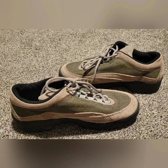 VTG Nike ACG Regrind Hiking Sneaker, Womens Size 8 - Picture 2 of 9